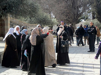 İsrail polisi kız öğrencinin başörtüsünü zorla çıkardı