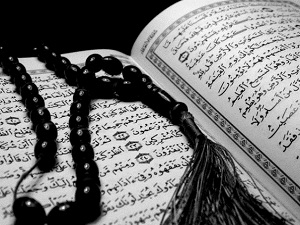 Şüphesiz biz kulaklarına ağırlıklar koyduk