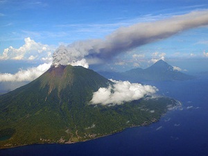 Endonezya'da yanardağ faaliyete geçti