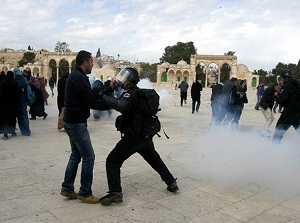İsrail askerleri Mescid-i Aksa'yı bastı