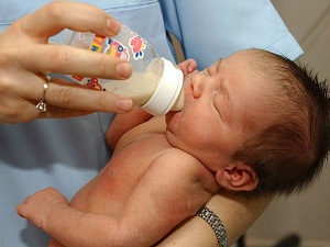 Bebeğe verilen katı gıdalar obezite yapıyor