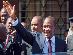 Kenya’da gergin seçimlerin galibi Uhuru Kenyatta