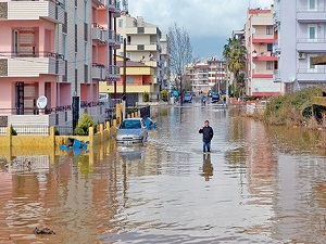Yedi saatlik sağanak yağış Edremit’te hayatı felç etti