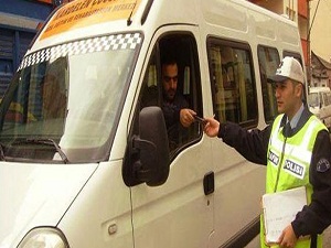 Trafik polisi okul servislerini yakın takibe alıyor