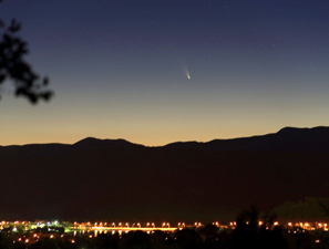 Kuyrukluyıldız, geçerken gökyüzünü aydınlattı
