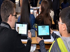 Okul sıralarında hem kitaplar hem tabletler olacak