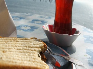 Tost yiyip, çay içerken dikkat edin!