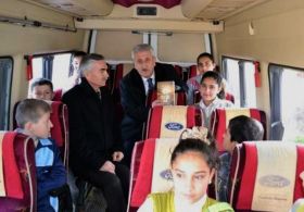 Öğrenciler Serviste Kitap Okuyor