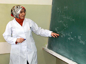 Memurlar başörtüyle işbaşı yaptı