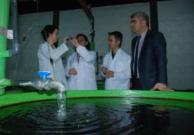 Üniversiteden Balık Üreticilerine Yem Desteği