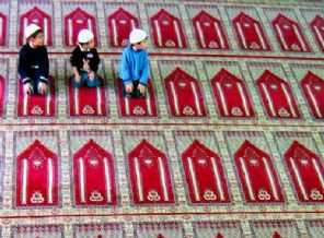 Camide namaz kılan çocuklar ödüllendirildi