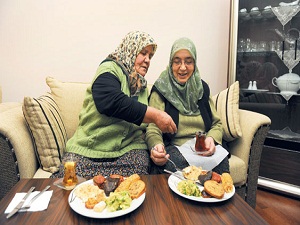 Huzuru 'ev'de buldular