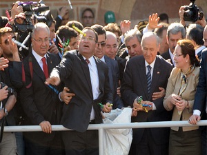 Bozdağ ve Bahçeli, vatandaşlara mesir macunu saçtı