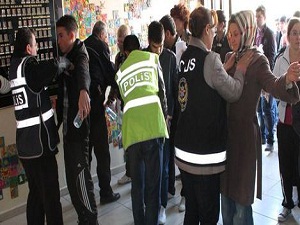 Başörtülü öğrenciler sınava güçlükle girebildi