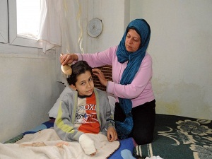 Suriyeli çocuklar için dua ediyor