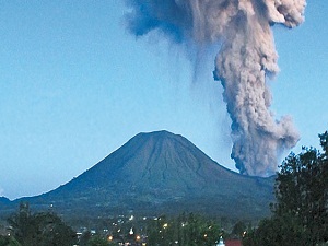 Lokon Yanardağı, kül püskürtüyor