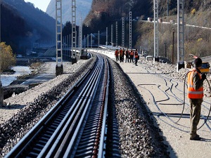 2 kilometrelik tren raylarını çaldılar