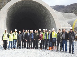 60 metre tünel kazıp, 30 ton petrol çaldılar