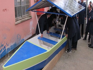 Liselilerden güneş enerjisiyle çalışan tekne