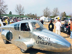 Gözü havada ama karada gidiyor