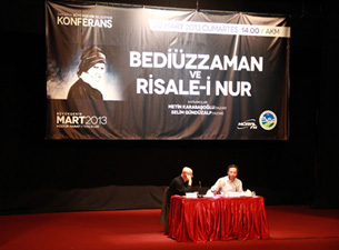 Said Nursi Hazretleri, güle buse konduran bir adam