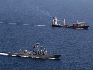 Somali’ye giden yardım gemisini Türk savaş gemileri korudu
