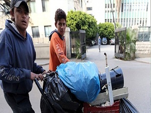 Çöplerin arasında rızklarını arıyorlar