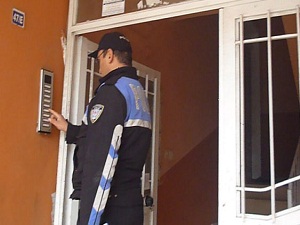 Zili çalan vatandaş, kapıyı sorgusuz açıyor