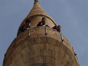 Cepten konuşabildikleri tek yer cami minaresi