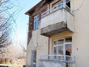 Hekimler yerleşmeyince lojman harabeye döndü