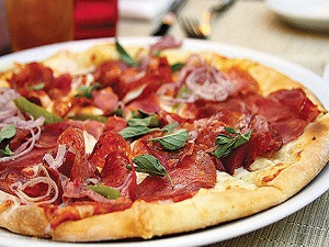 İnternetten söylenen pizzada domuz eti çıktı