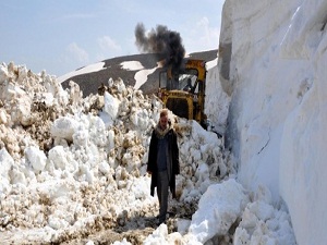 Nisan ayında karla mücadele sürüyor