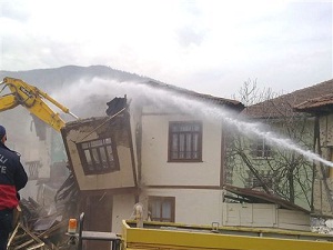 Orta Hasarlı Binalar Yıkılıyor