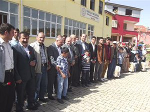 Fedakar imam, halka Peygamberimizi okuttu