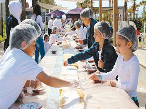 Lübnanlı çocuklardan 220 metrelik pasta
