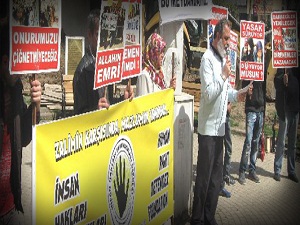 Azerbaycan’daki örtü zulmüne protesto