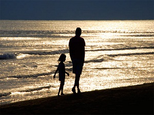 Baba sevgisinden yoksun kızlar, babası yaşındaki kişilere ilgi duyuyor