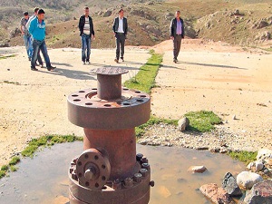 Çıkarılmayan petrol derelere karışıyor