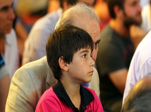 Dede-torun, camide hem ibadet edecek hem oynayacak