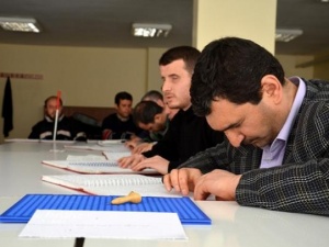 Braille alfabesiyle Kur'an öğreniyorlar