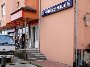 Polis merkezlerine makyaj