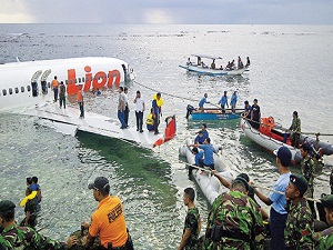 Denize düştü ama bütün yolcuları kurtuldu