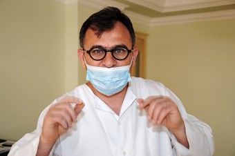 Diş eti çekilmesi hastalığı kendisini böyle gösteriyor