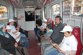 Raylı sistem duraklarına kitaplıklar konuluyor