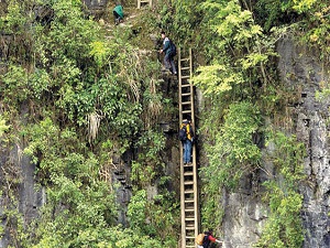 Dağa değil, okula tırmanıyorlar