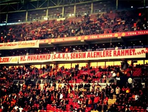 Futbol sahalarında 'Ya Resulallah' pankartları