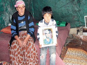 Kıyafetiyle alay edilince okulu bırakan Özgür’e yardım eli
