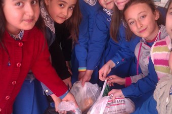 Kazanlı öğrenciler ‘Askıda Ekmek’ projesi ile israfın önüne geçiyor