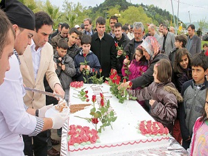 Kutlu Doğum’u gül suyu ve pasta ile parkta kutladılar