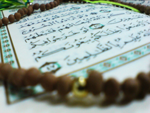 Sözü açığa vursan da, gizlesen de Allah için birdir